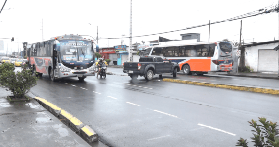 MANIOBRAS PELIGROSAS SE REPITEN A DIARIO EN LA AV. CHONE