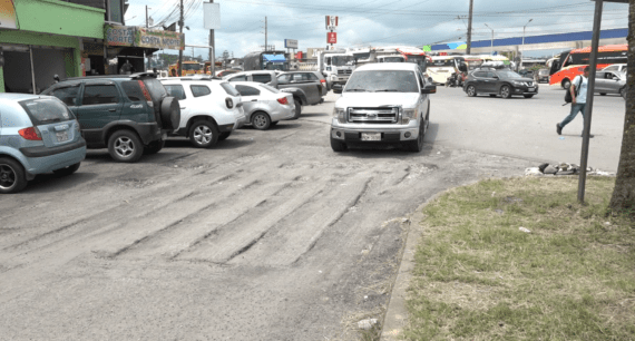 LOS CONDUCTORES PIDEN QUE CULMINEN EL RECAPEO DE LA AV. MONSEÑOR EMILIO STEHLE