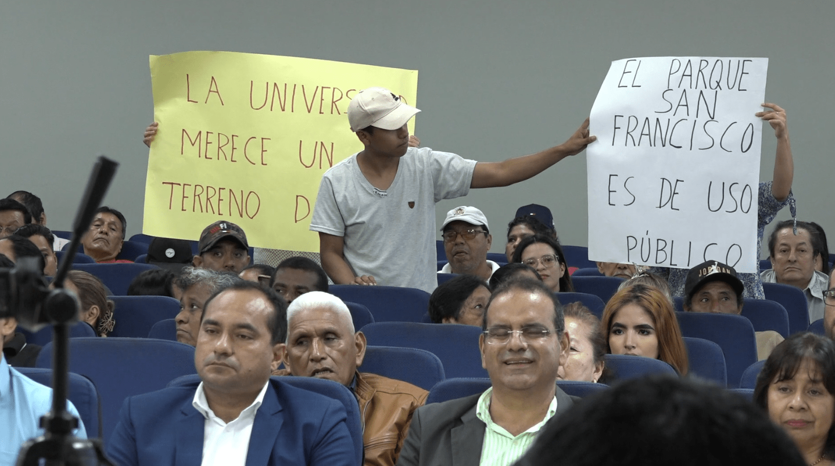 LOS VECINOS DE LA COOP. DOS PINOS ACUDIERON AL SALÓN LEGISLATIVO