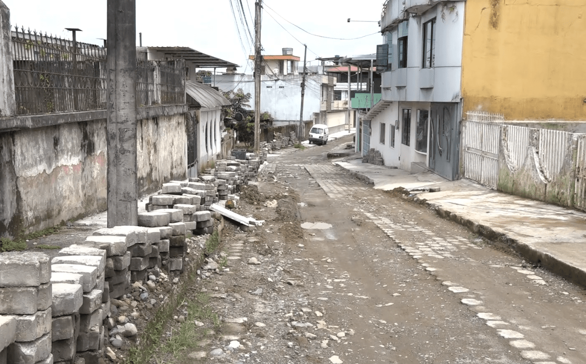 MORADORES DENUNCIAN OBRAS INCONCLUSAS EN LOS PAMBILES