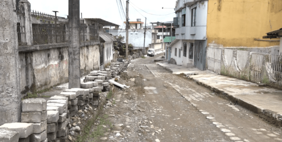MORADORES DENUNCIAN OBRAS INCONCLUSAS EN LOS PAMBILES