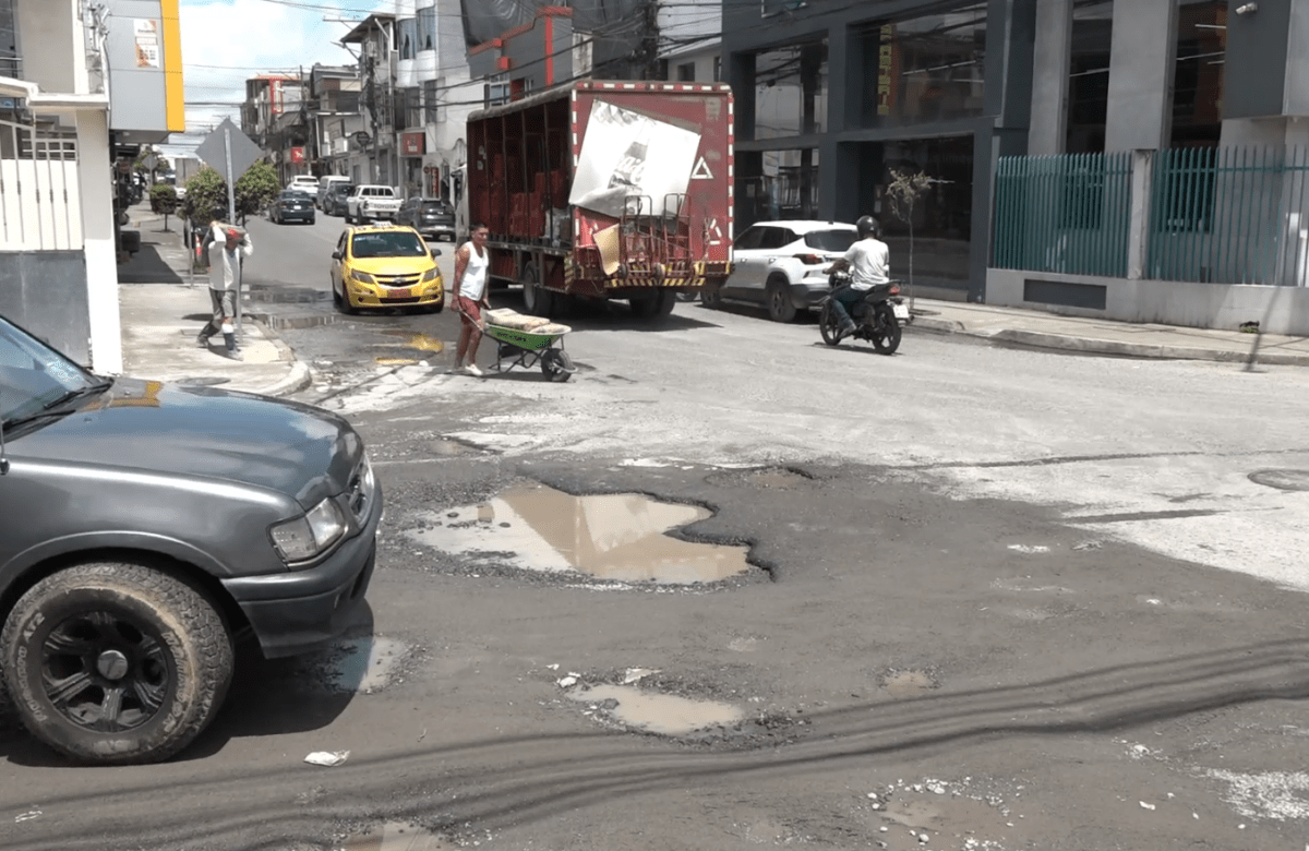 LOS BACHES DE LA CALLE RÍO YAMBOYA SON UN RIESGO PARA LOS CONDUCTORES