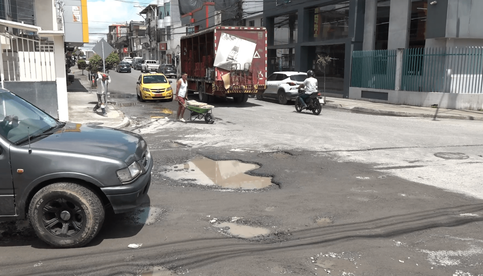 LOS BACHES DE LA CALLE RÍO YAMBOYA SON UN RIESGO PARA LOS CONDUCTORES