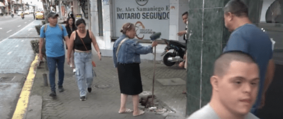 EL SOCAVÓN SE HA VUELTO EN UN RIESGO PARA LOS PEATONES