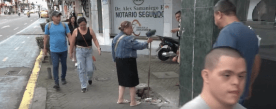 EL SOCAVÓN SE HA VUELTO EN UN RIESGO PARA LOS PEATONES