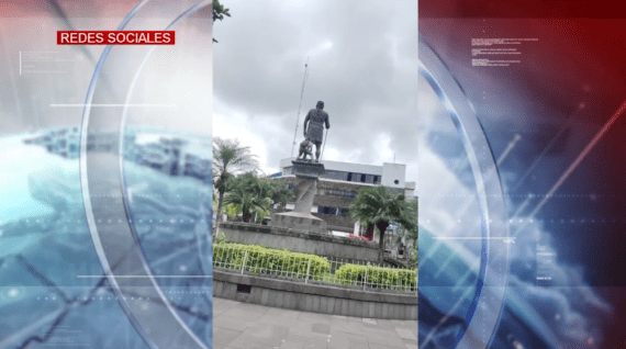 UN HOMBRE ESCALÓ LA ESTATUA DEL PARQUE ZARACAY