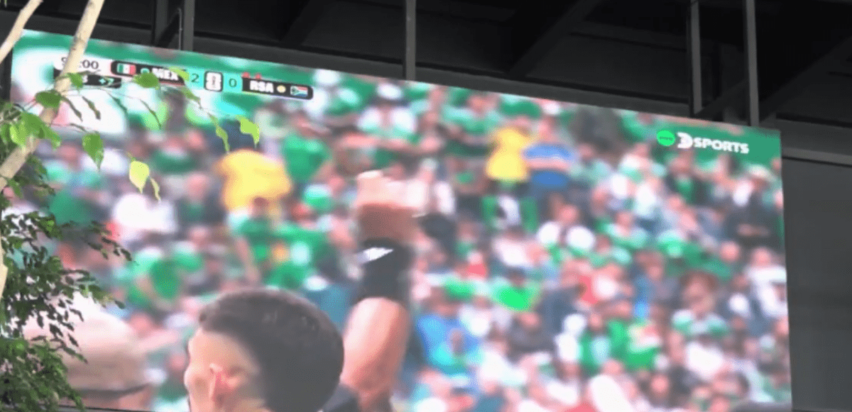 EL INTERCAMBIO DE CROMOS ENCIENDE LA FIESTA MUNDIALISTA