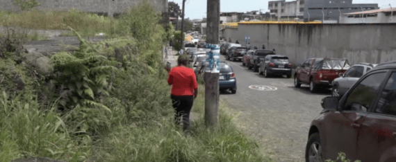 LA CANTIDAD DE MALEZA DIFICULTA CAMINAR POR LA VEREDA