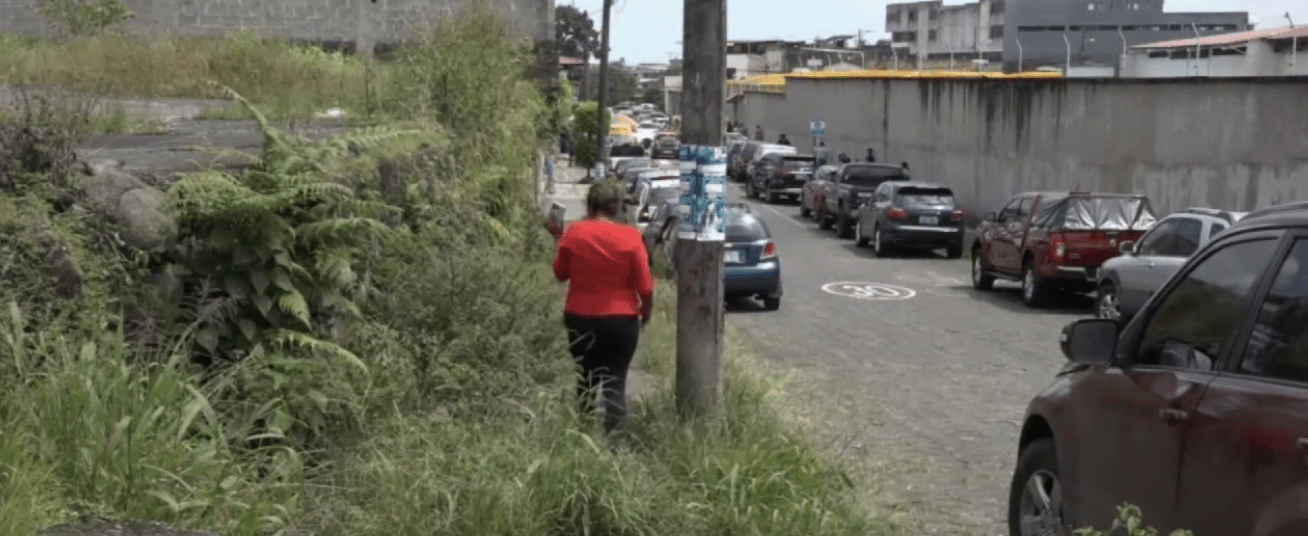 LA CANTIDAD DE MALEZA DIFICULTA CAMINAR POR LA VEREDA