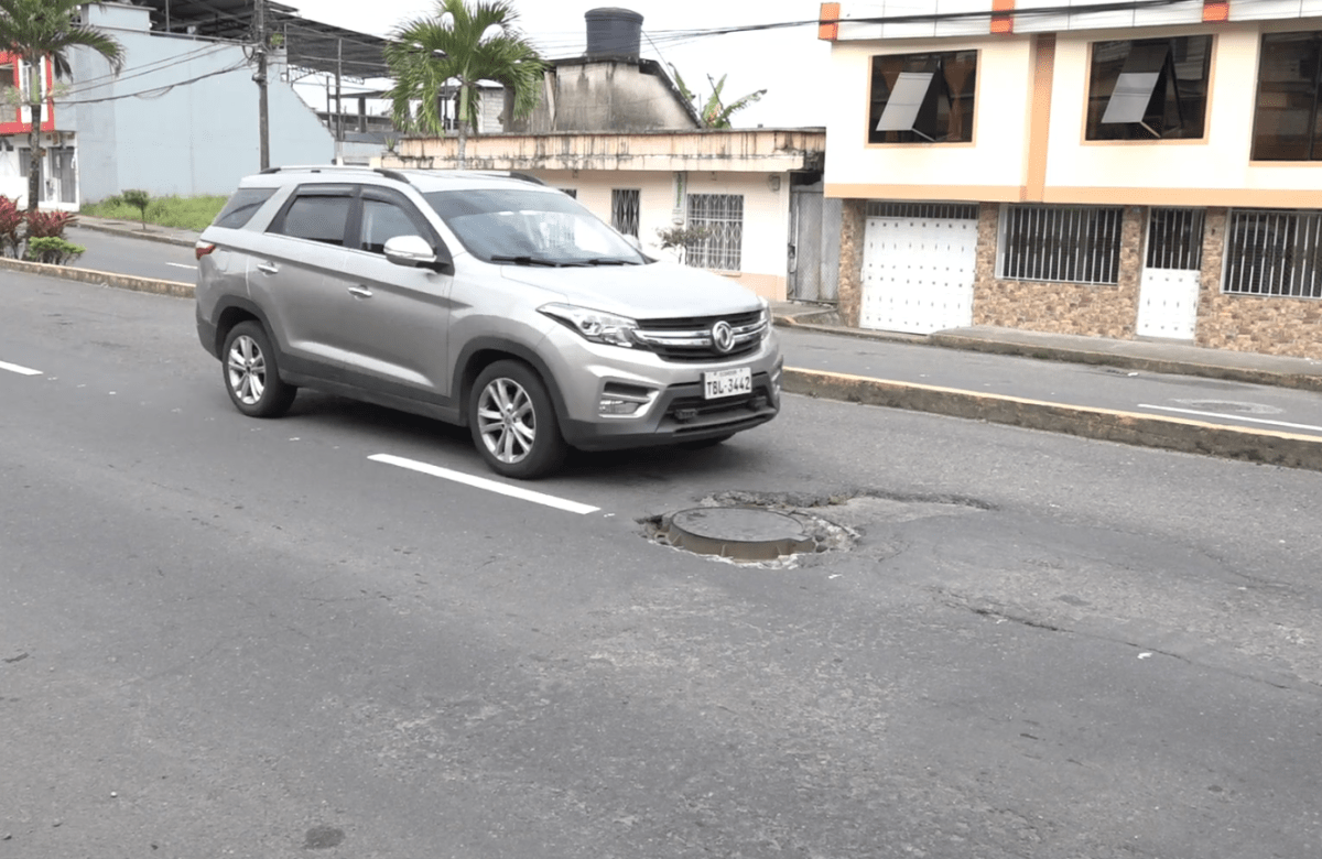 UNA CAJA DE REVISIÓN LLEVA AÑOS GENERANDO PELIGRO EN LA AV. BOMBOLÍ