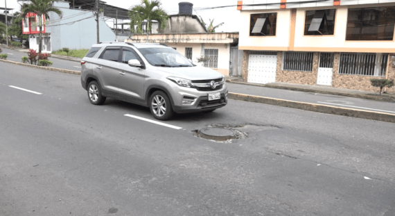 UNA CAJA DE REVISIÓN LLEVA AÑOS GENERANDO PELIGRO EN LA AV. BOMBOLÍ