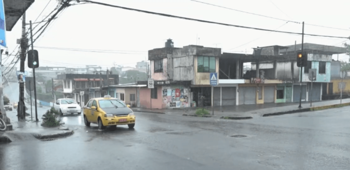 HAY PROBLEMAS CON EL ALCANTARILLADO SANITARIO EN EL BARRIO 10 DE AGOSTO