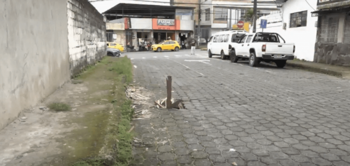 UN SOCAVÓN EN LA CALLE RÍO CENEPA MANTIENE EN ALERTA A LOS VECINOS
