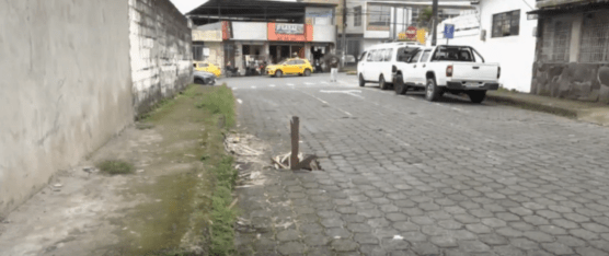 UN SOCAVÓN EN LA CALLE RÍO CENEPA MANTIENE EN ALERTA A LOS VECINOS
