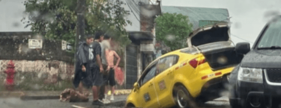 UN TAXI QUEDÓ ATRAPADO EN UNA OBRA SIN SEÑALÉTICA
