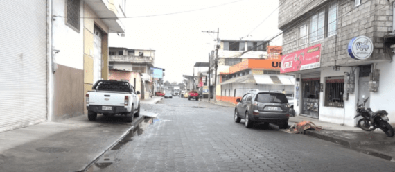 UN SOCAVÓN EN LA CALLE JUAN LEÓN MERA GENERA PELIGRO