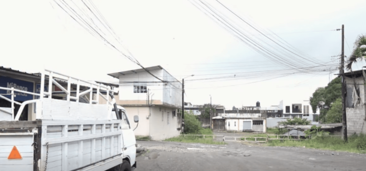 PIDEN ARREGLAR UNOS CABLES QUE FUERON DESTRUIDOS Y ESTÁN COLGADOS