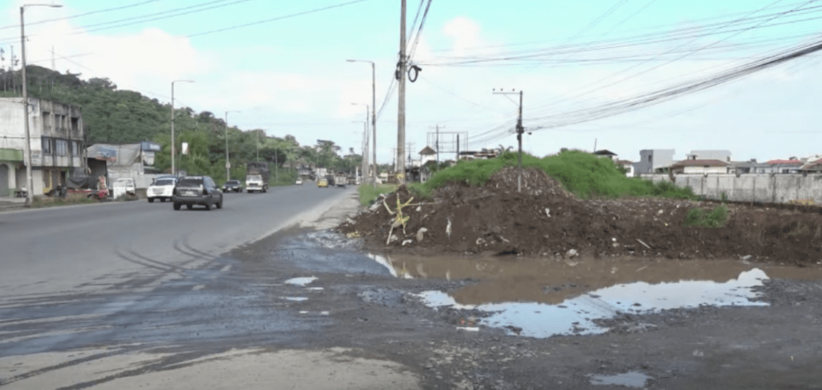 UN SOCAVÓN PONE EN RIESGO A QUIENES CIRCULAN POR EL SECTOR