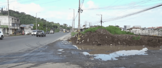 UN SOCAVÓN PONE EN RIESGO A QUIENES CIRCULAN POR EL SECTOR