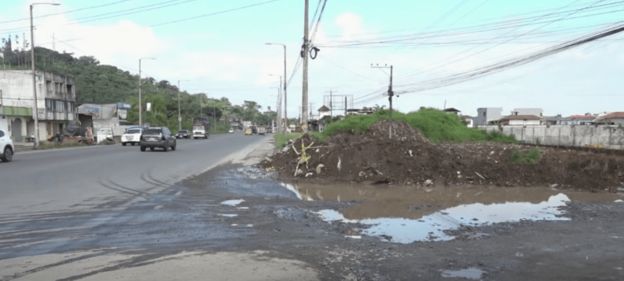 UN SOCAVÓN PONE EN RIESGO A QUIENES CIRCULAN POR EL SECTOR
