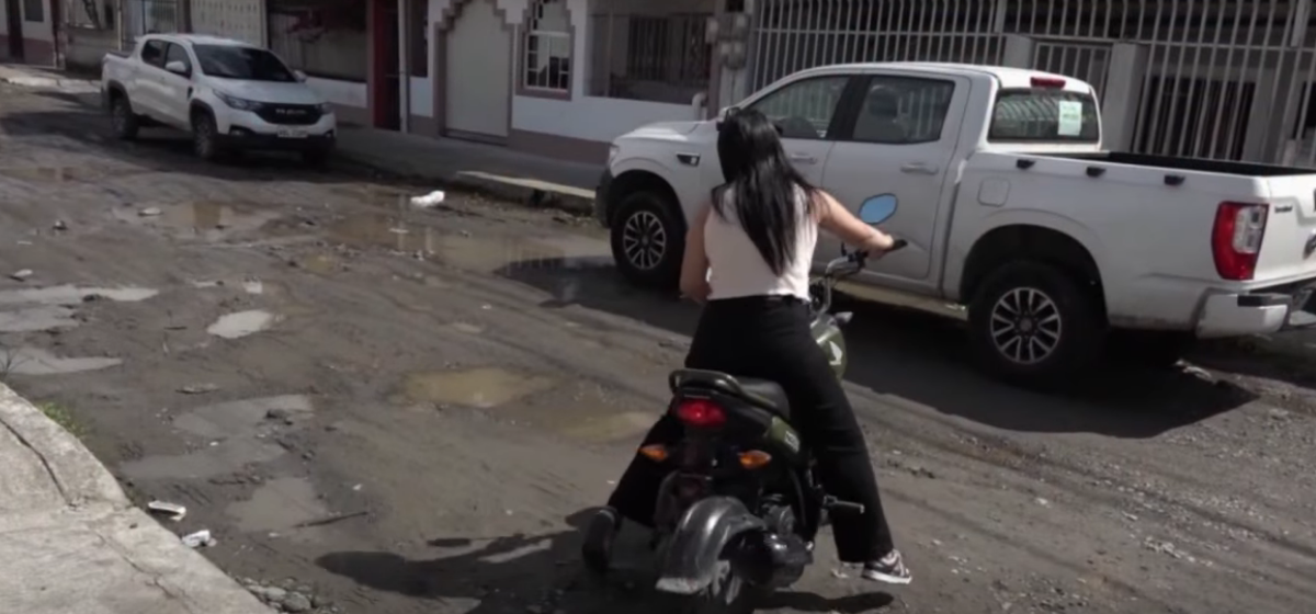 LOS VECINOS DEL BARRIO CENTRAL EXIGEN EL ARREGLO DE LA CALLE