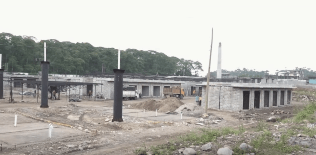LA CONSTRUCCIÓN DE LA PLAZA COMERCIAL MUESTRA UN AVANCE GENERAL DEL 40%