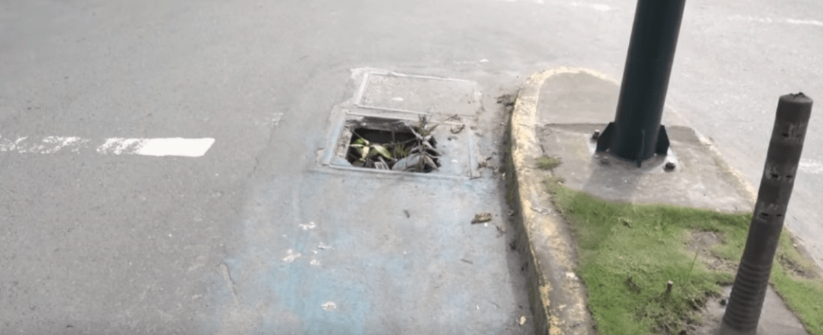 DOS HUECOS EN LA CALZADA DE LA CICLOVÍA ESTÁN PONIENDO EN PELIGRO A LOS CICLISTAS