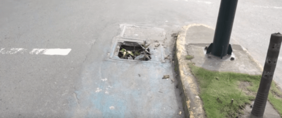 DOS HUECOS EN LA CALZADA DE LA CICLOVÍA ESTÁN PONIENDO EN PELIGRO A LOS CICLISTAS