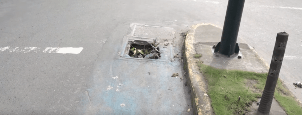 DOS HUECOS EN LA CALZADA DE LA CICLOVÍA ESTÁN PONIENDO EN PELIGRO A LOS CICLISTAS