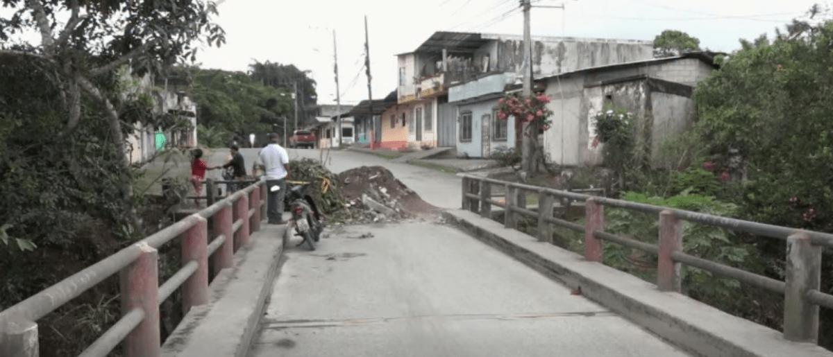 LOS VECINOS CERRARON EL PUENTE DE INGRESO A LA COOP. CARLOS RUIZ BURNEO