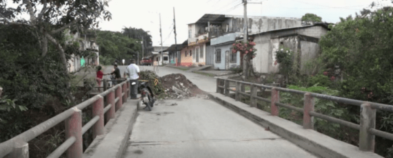 LOS VECINOS CERRARON EL PUENTE DE INGRESO A LA COOP. CARLOS RUIZ BURNEO