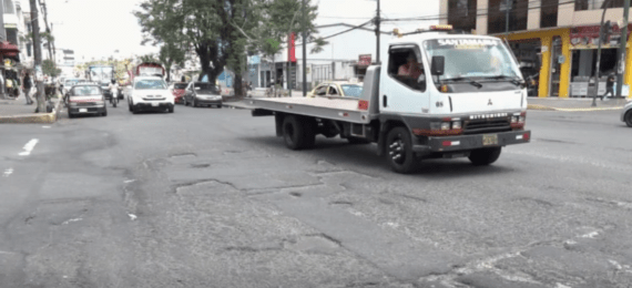LLENA DE BACHES SE ENCUENTRA LA AV. ESMERALDAS