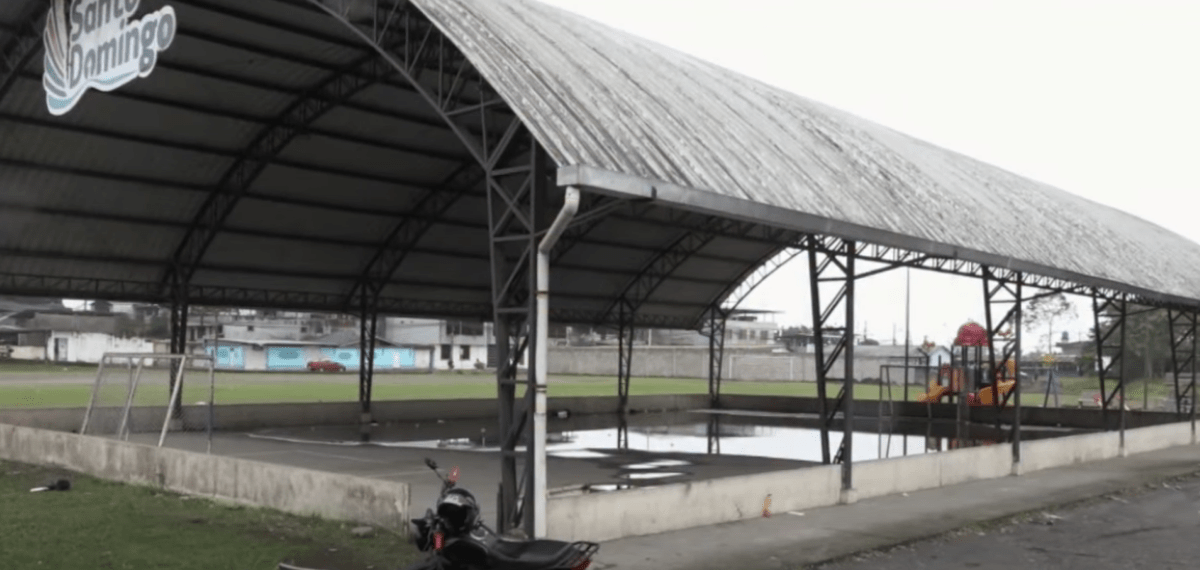 LA CANCHA DE LA 9 DE DICIEMBRE SE INUNDA CADA VEZ QUE LLUEVE