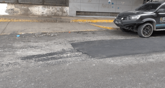 INICIAN TRABAJOS DE REBACHEO EN LA CALLE COTACACHI DE SANTO DOMINGO