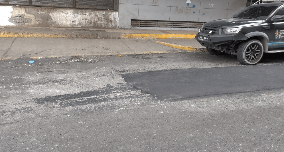 INICIAN TRABAJOS DE REBACHEO EN LA CALLE COTACACHI DE SANTO DOMINGO