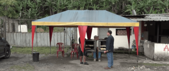 LOS VIAJEROS DISFRUTAN DE LOS RICOS PANES Y TORTILLAS