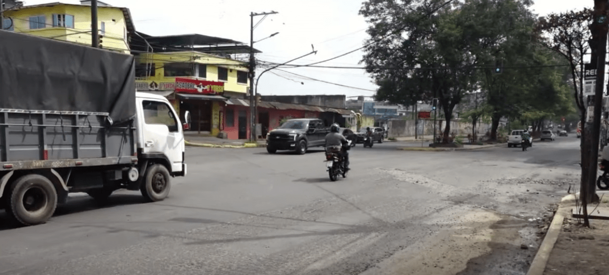 LA AVENIDA CLEMENCIA DE MORA ESTÁ LLENA DE BACHES PELIGROSOS