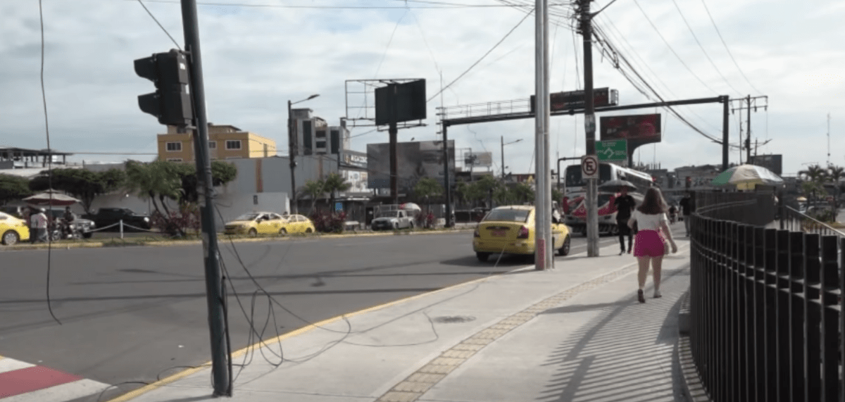LOS TRANSEÚNTES PIDEN EL RETIRO DE LOS CABLES CAÍDOS EN LA AV. QUITO