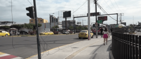 LOS TRANSEÚNTES PIDEN EL RETIRO DE LOS CABLES CAÍDOS EN LA AV. QUITO