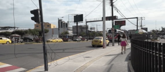 LOS TRANSEÚNTES PIDEN EL RETIRO DE LOS CABLES CAÍDOS EN LA AV. QUITO