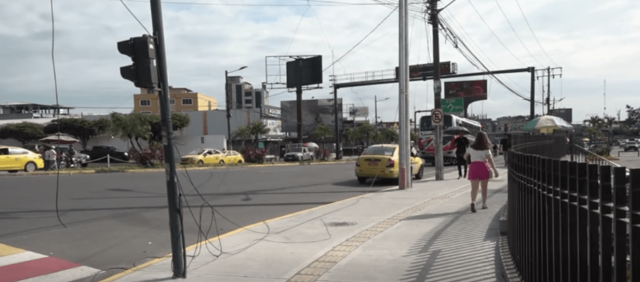 LOS TRANSEÚNTES PIDEN EL RETIRO DE LOS CABLES CAÍDOS EN LA AV. QUITO