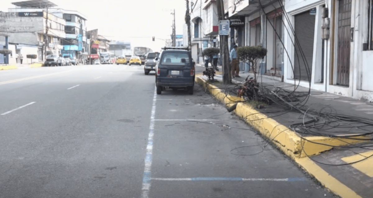 VARIOS CABLES CAÍDOS SE HAN VUELTO UN RIESGO