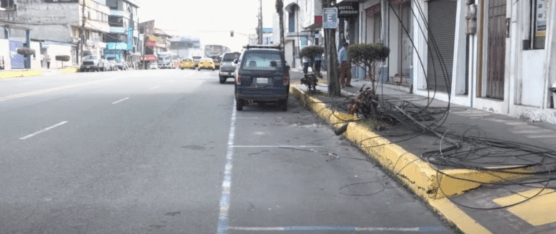VARIOS CABLES CAÍDOS SE HAN VUELTO UN RIESGO