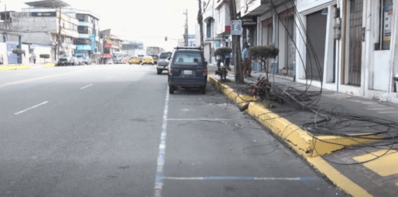 VARIOS CABLES CAÍDOS SE HAN VUELTO UN RIESGO