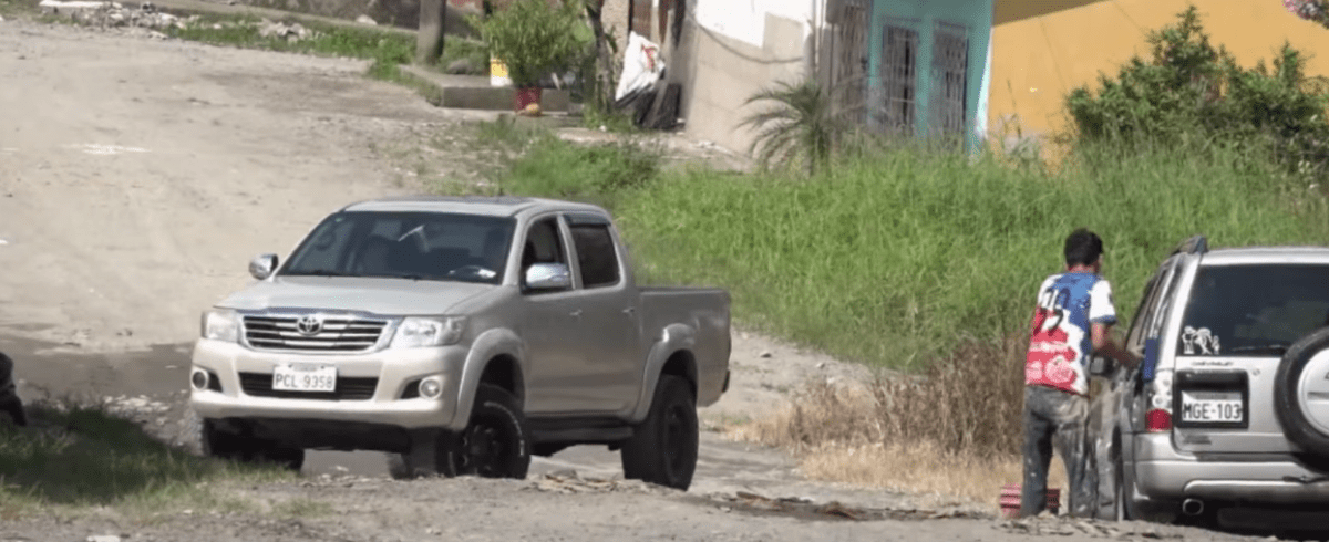 EN EL BARRIO LA NUEVA ESPERANZA EL ACCESO PRINCIPAL ESTÁ DETERIORADO