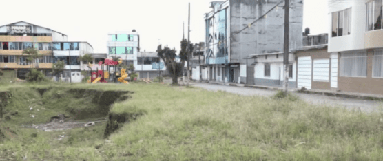 EN EL BARRIO LOS ÁNGELES EXIGEN ATENDER EL PROBLEMA DEL SOCAVÓN