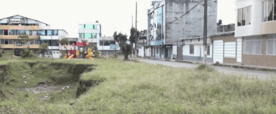 EN EL BARRIO LOS ÁNGELES EXIGEN ATENDER EL PROBLEMA DEL SOCAVÓN