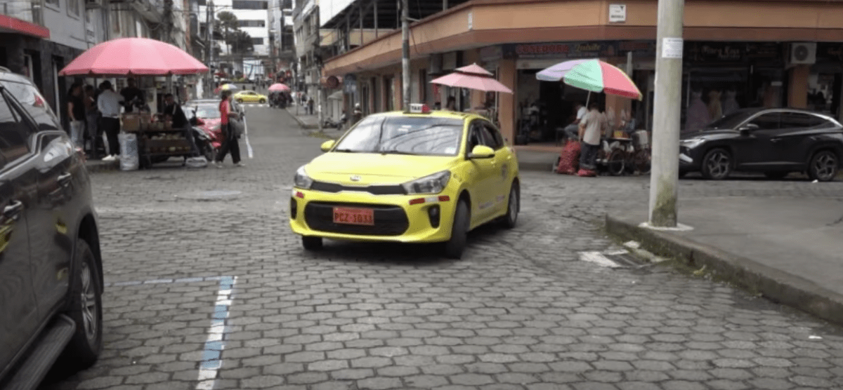 EL ADOQUINADO DE LA CALLE MACHALA SE ENCUENTRA DAÑADO