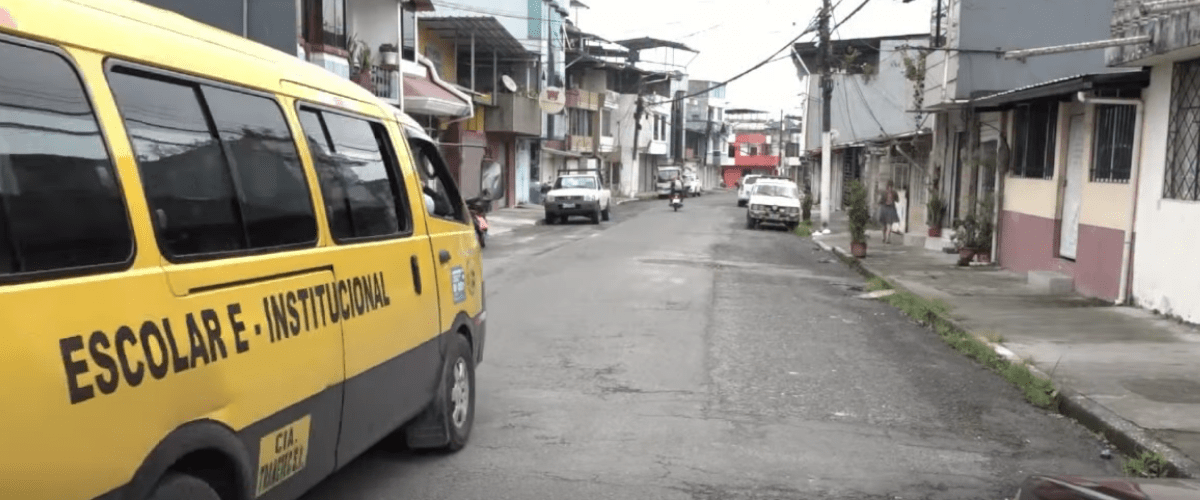 LA CALLE DIÓGENES PAREDES SE ENCUENTRA LLENA DE BACHES