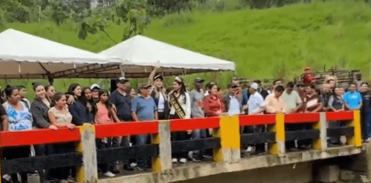 EL PUENTE DE HORMIGÓN ARMADO TIENE UN LARGO DE 9 METROS